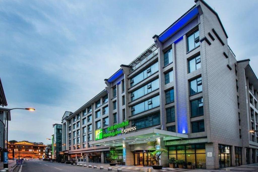 Holiday Inn Express Dujiangyan Ancient City Εξωτερικό φωτογραφία